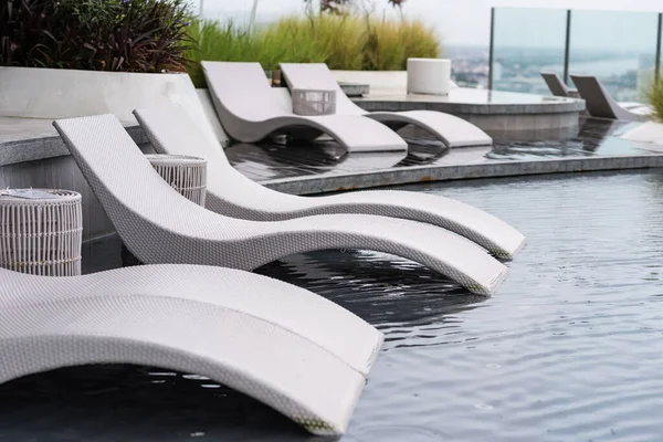 Chaises Longues Blanches Sur Piscine Sur Toit Dans Hôtel Luxe — Photo