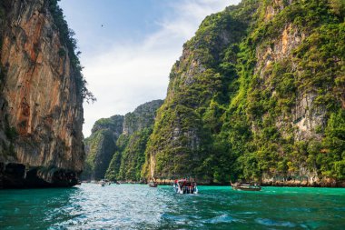 Pileh 'in Loh Samah Körfezi' nde, Phi Phi Adası 'nda Phuket, Tayland yakınlarındaki güzel bir turkuaz andaman denizi. Ünlü tatil beldesi ya da tropikal ülke Siyam 'da yaz tatilcisi.