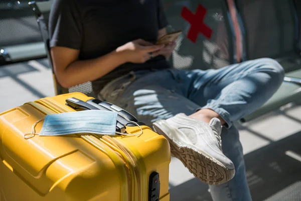 Maska Bagażu Podręcznym Rozmytym Męskim Pasażerem Przy Użyciu Smartfona Poczekalni — Zdjęcie stockowe