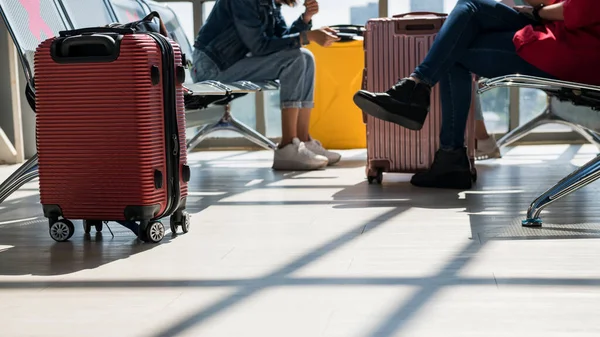 Czerwona Walizka Lub Bagaż Rozmytymi Pasażerami Siedzą Poczekalni Czekają Odlot — Zdjęcie stockowe