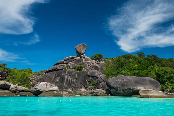 Yelkenli kaya, Turkuaz ve Similan Adası 'nın Turkuaz Denizi, Phang Nga, Tayland' ın Taştan kemer simgesi..