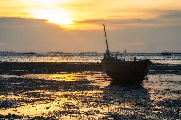 Wooden Fishing Boat Shore Orange Light Reflection Sunset Bang Phra — Stok fotoğraf