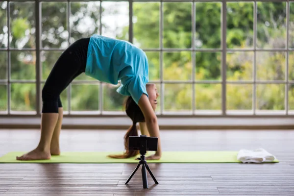 Sport Influencer Blogger Record Practicing Yoga Live Streaming Online Asian — Fotografia de Stock