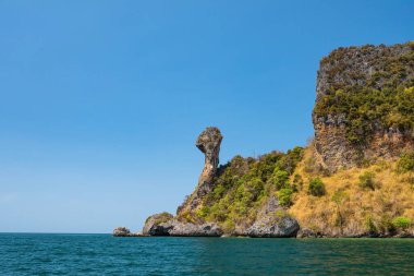 Tavuk Adası 'ndaki taş kaya uçurumları, Ao Phra Nang Körfezi, Krabi, Tayland. Ünlü tatil beldesi ya da yaz tatili, tropikal ülke Siyam 'da.