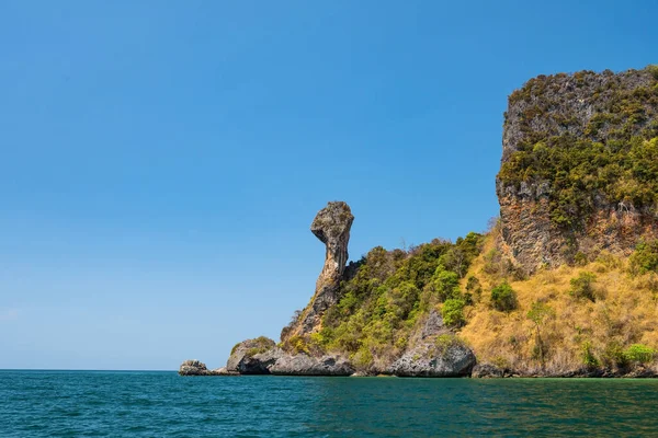 Tavuk Adası 'ndaki taş kaya uçurumları, Ao Phra Nang Körfezi, Krabi, Tayland. Ünlü tatil beldesi ya da yaz tatili, tropikal ülke Siyam 'da.