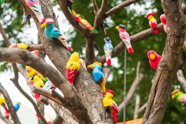 Kunstmatige Kleurrijke Vogels Versierd Boom Met Wazig Gebladerte Bokeh — Stockfoto