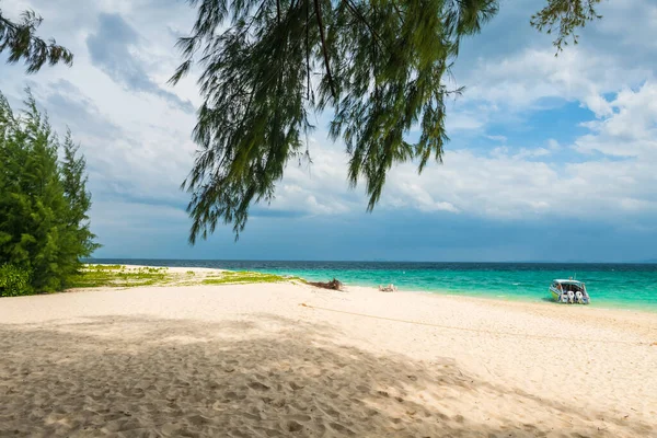 白沙滩和快艇 在竹岛或Koh Mai Phai Krabi 热带国家著名的旅游胜地或暑假制造者暹罗 — 图库照片