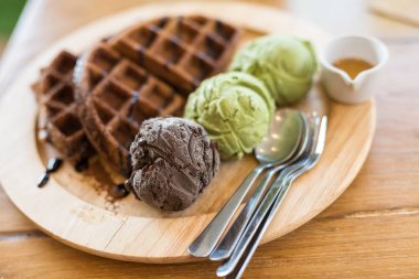 Tahta tabakta yeşil çay ve çikolatalı dondurma. Kahve dükkanında tatlı bir tatlı..