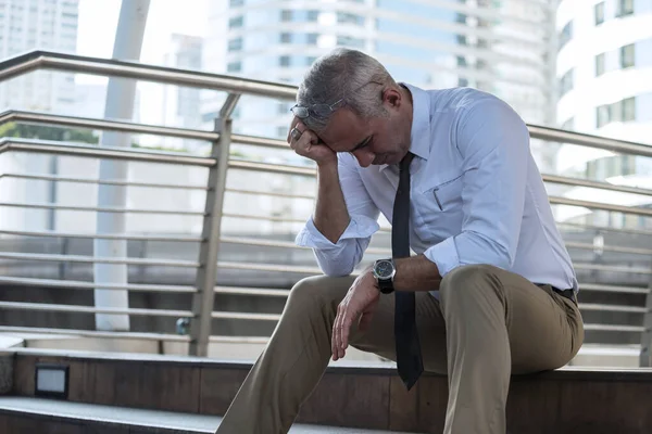 Estresado Hombre Negocios Senior Con Pelos Grises Sentarse Escalera Fuera — Foto de Stock