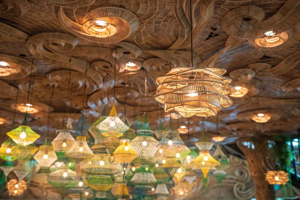 Luksusowe Lampy Rattanowe Wiszące Drewnianym Sufitem Wystrój Wnętrz Nowoczesnym Budynku — Zdjęcie stockowe