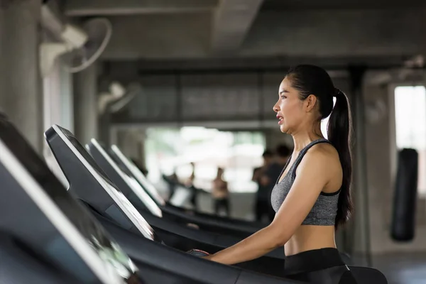 Fitt Ázsiai Fiatal Sétál Futkározik Futópadon Fitneszteremben Testfelépítés Sport Egészséges — Stock Fotó