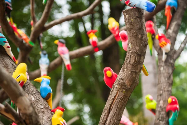 Falešní Barevné Ptáci Stojící Stromě Rozmazané Listí Bokeh — Stock fotografie