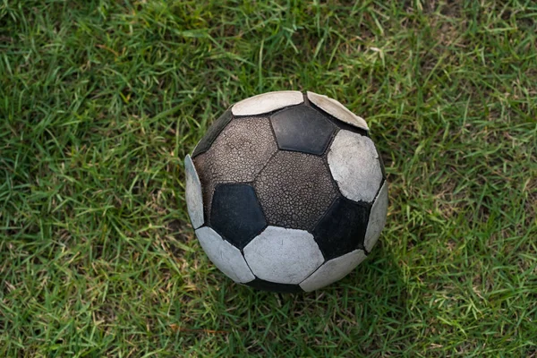 Oude Voetbal Voetbal Bal Groen Gras Door Bovenaanzicht Het Buitenveld — Stockfoto