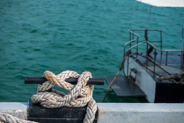 Amarre Cuerda Blanca Nudo Ferry Agua Mar —  Fotos de Stock