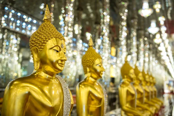 Estátuas Buda Ouro Coluna Vidro Brilhante Wat Tha Sung Uthai — Fotografia de Stock