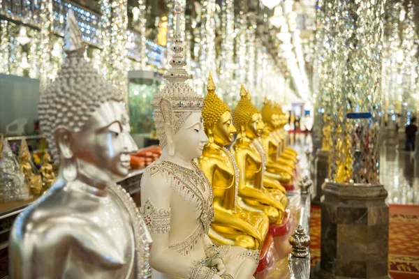 Srebrne Białe Złote Posągi Buddy Błyszcząca Szklana Kolumna Wat Tha — Zdjęcie stockowe