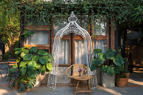 屋外のコーヒーショップカフェで籐の椅子とテーブルを織ります 春の美しい屋外庭園の装飾 — ストック写真