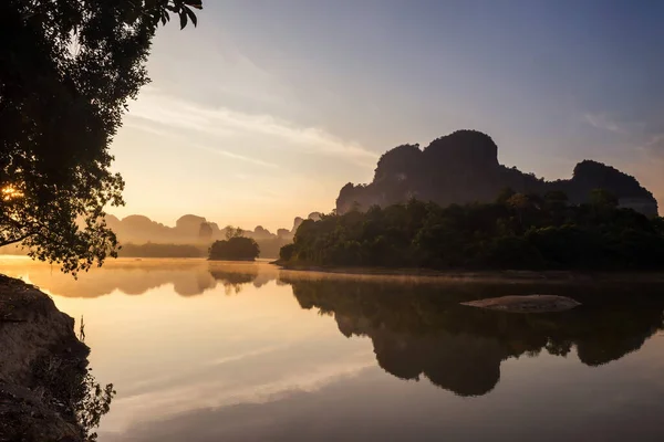 Kalksteinberg Nong Thale See Mit Nebel Bei Sonnenaufgang Krabi Thailand — Stockfoto