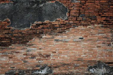 Çatlak betonlu eski, boş kırmızı tuğla duvar. Yakın plan desenli arkaplan