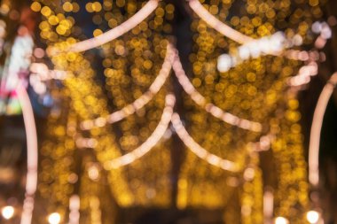 Şehirdeki soyut Bokeh gecesi. Şehirde bulanık sarı ışık süslemesi.
