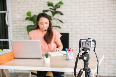 Sahne arkası konsepti. Antrenör blogcusu ya da aynasız kamera ile video yayını için etkili. Canlı yayında yayınlanacak. Dijital kameraya odaklan.