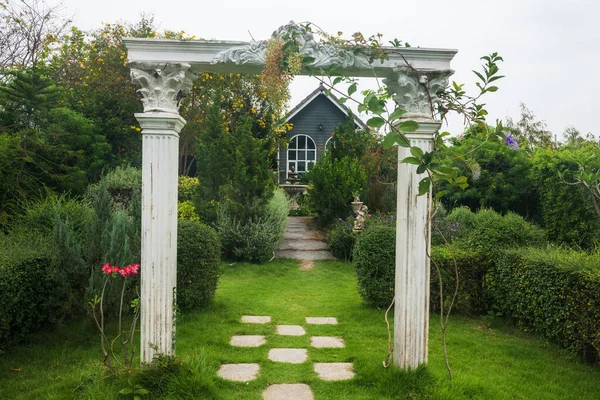 Μονοπάτι Μέσα Από Κήπο Και Σιντριβάνι Μπροστά Από Σύγχρονο Ξύλινο — Φωτογραφία Αρχείου