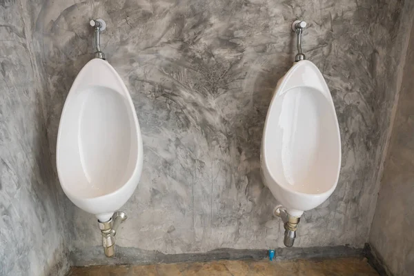 Man Urinoirs Grijze Muur Mannen Openbaar Toilet — Stockfoto