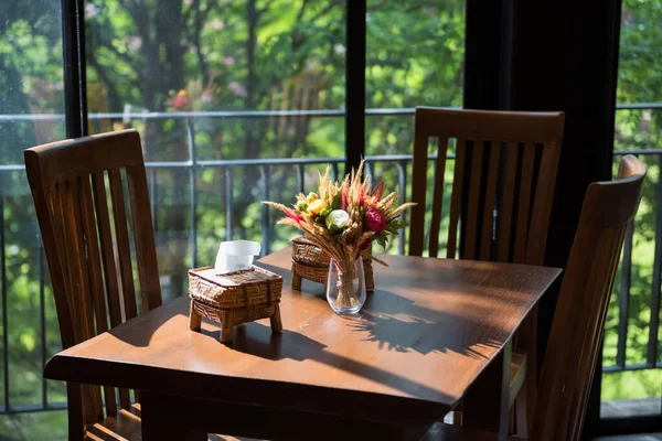 Restaurant Holztisch Mit Kunstrasen Und Blume Der Früh Mit Außen — Stockfoto