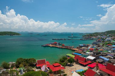 Sriracha, Siracha, Chonburi, Tayland 'daki Koh Si Chang' in en iyi manzarası. Ünlü tatil beldesi ya da yaz tatili, tropikal ülke Siyam 'da.