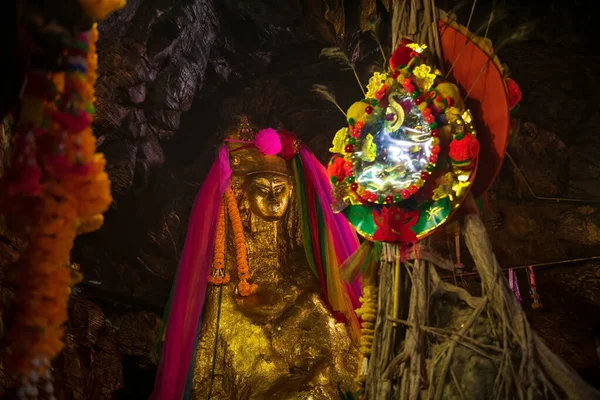 Dourado Deus Chinês Com Guirlanda Caverna Chao Pho Khao Yai — Fotografia de Stock