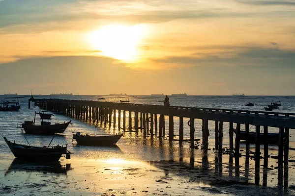 Barcos Pesca Silhueta Homem Andando Moto Ponte Pôr Sol Praia — Fotografia de Stock