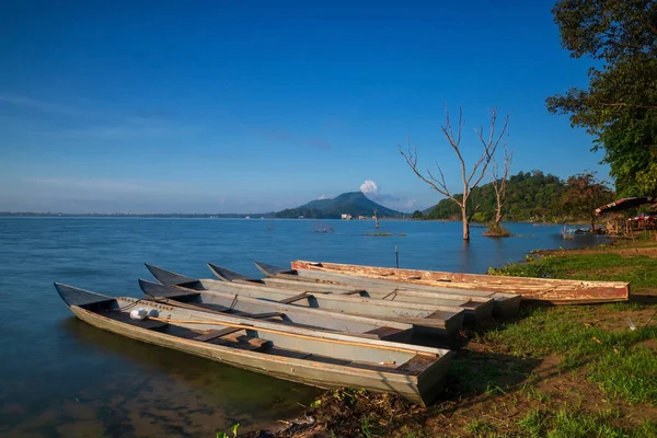 Barcos Pesqueros Madera Con Árboles Muertos Embalse Bang Phra Contra —  Fotos de Stock