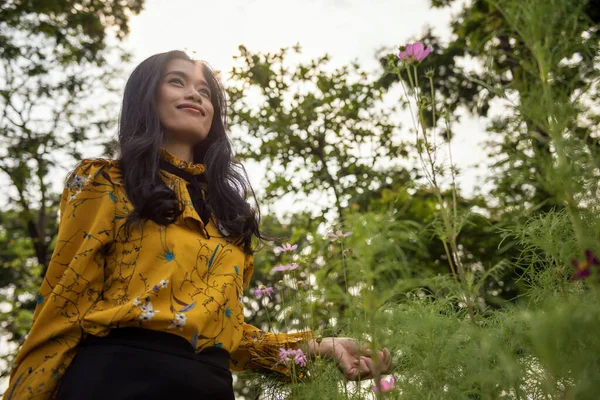 Sorrindo Asiático Jovem Mulher Vestido Vintage Desfrutar Flor Cosmos Cheiro — Fotografia de Stock