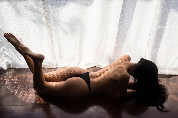 Topless Woman Lying Wooden Floor Get Tan Back Window Art — Stock Photo, Image