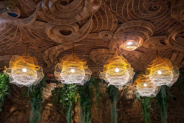 Luksusowe Latarnie Linowe Rattanowym Drewnianym Sufitem Wiszącym Zielonym Liściem Projektowanie — Zdjęcie stockowe