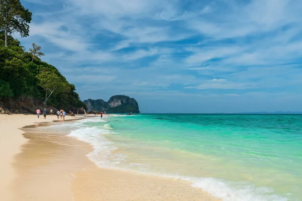 Tourist People Walk Beach Turquoise Andaman Sea Blue Sky Bamboo — Stockfoto