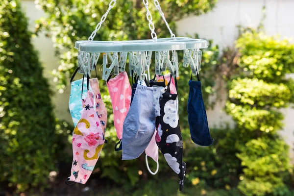 Kindergesichtsmasken Nach Dem Waschen Durch Sonnenlicht Zum Trocknen Verwenden — Stockfoto