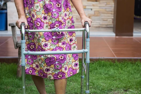 Old Woman Walk Outdoors Walking Frame Knee Joint Replacement Surgery — Fotografia de Stock