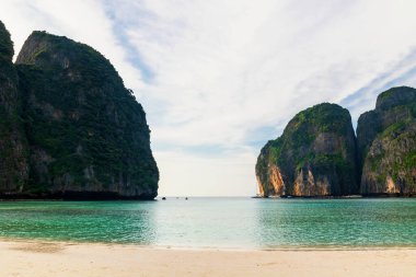Maya plajı, Tayland, Krabi 'deki Koh Phi Phi adası yakınlarında mavi gökyüzüne karşı. Ünlü tatil beldesi ya da tropikal ülke Siyam 'da yaz tatilcisi