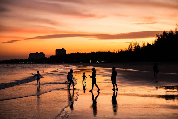 Silhouette Family Enjoy Cha Beach Beautiful Twilight Sky Sunset Phetchaburi — Photo