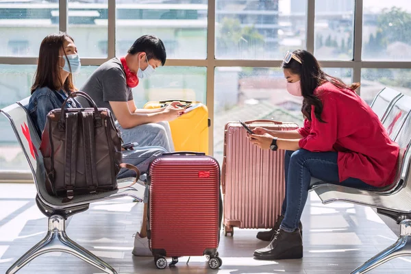 Młodzi Azjatyccy Pasażerowie Masce Miejscach Odlotu Lotnisku Terminalu Podróżować Nowy — Zdjęcie stockowe