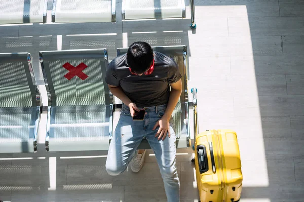 Widok Góry Azji Młody Człowiek Pomocą Telefonu Lotnisku Wyjazdu Czekając — Zdjęcie stockowe