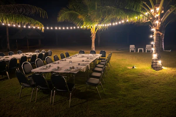 Групова Вечеря Підготовленими Столами Стільцями Пляжі Легкою Прикрасою Кокосових Деревах — стокове фото