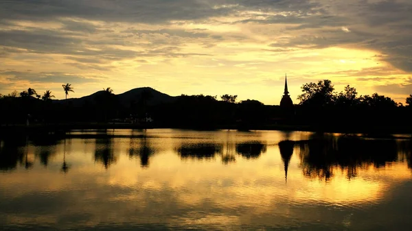 Silhouette Pagoda Reflection Water Sunset Wat Tra Phang Thong Temple — Stock fotografie