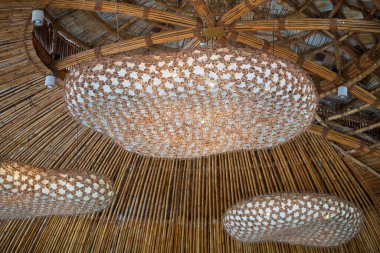 Lüks asılı yıldız fener lambası bambu ahşap tavan modern bina iç dekorasyon tasarımı.