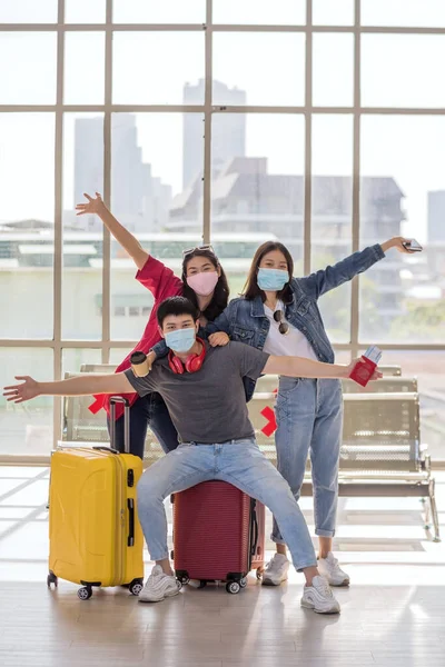 Szczęśliwi Azjaci Młodzi Przyjaciele Maską Podnoszą Ręce Aby Zrobić Zdjęcie — Zdjęcie stockowe