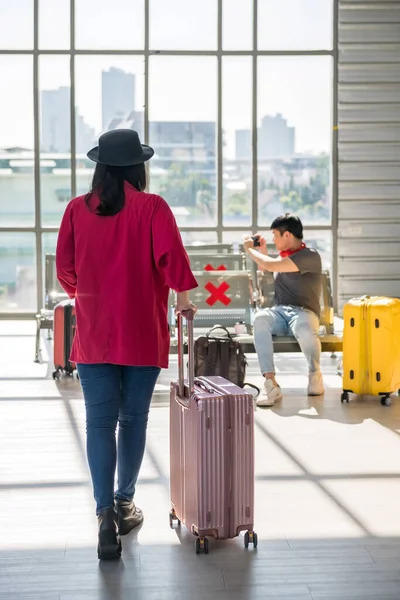 Młoda Azjatycka Turystka Ciągnie Bagaż Miejsc Odlotów Lotnisku Podróżować Nowym — Zdjęcie stockowe
