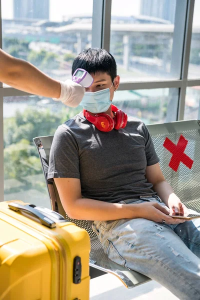 Ufficiale Aeroportuale Controlla Temperatura Del Giovane Turista Asiatico Con Maschera — Foto Stock