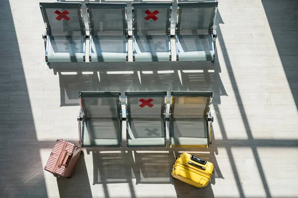 Luggages Cadeiras Espera Com Sinal Distância Social Terminal Partida Aeroporto — Fotografia de Stock