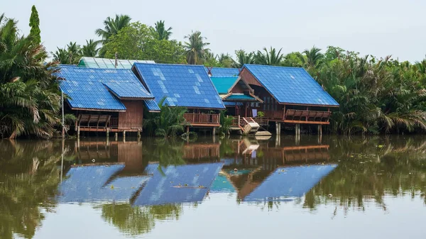 泰国Samut Songkhram的传统木制房屋 Nipa棕榈在河边生长 静水倒影 — 图库照片